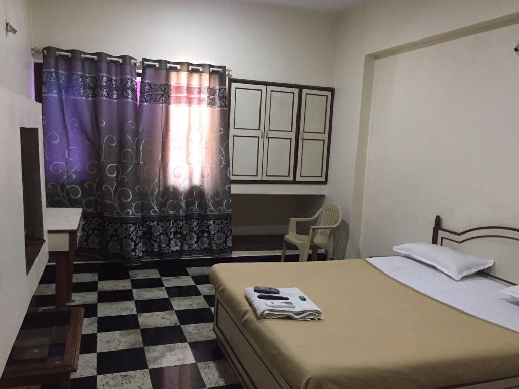 Royale Inn Vapi Exterior foto