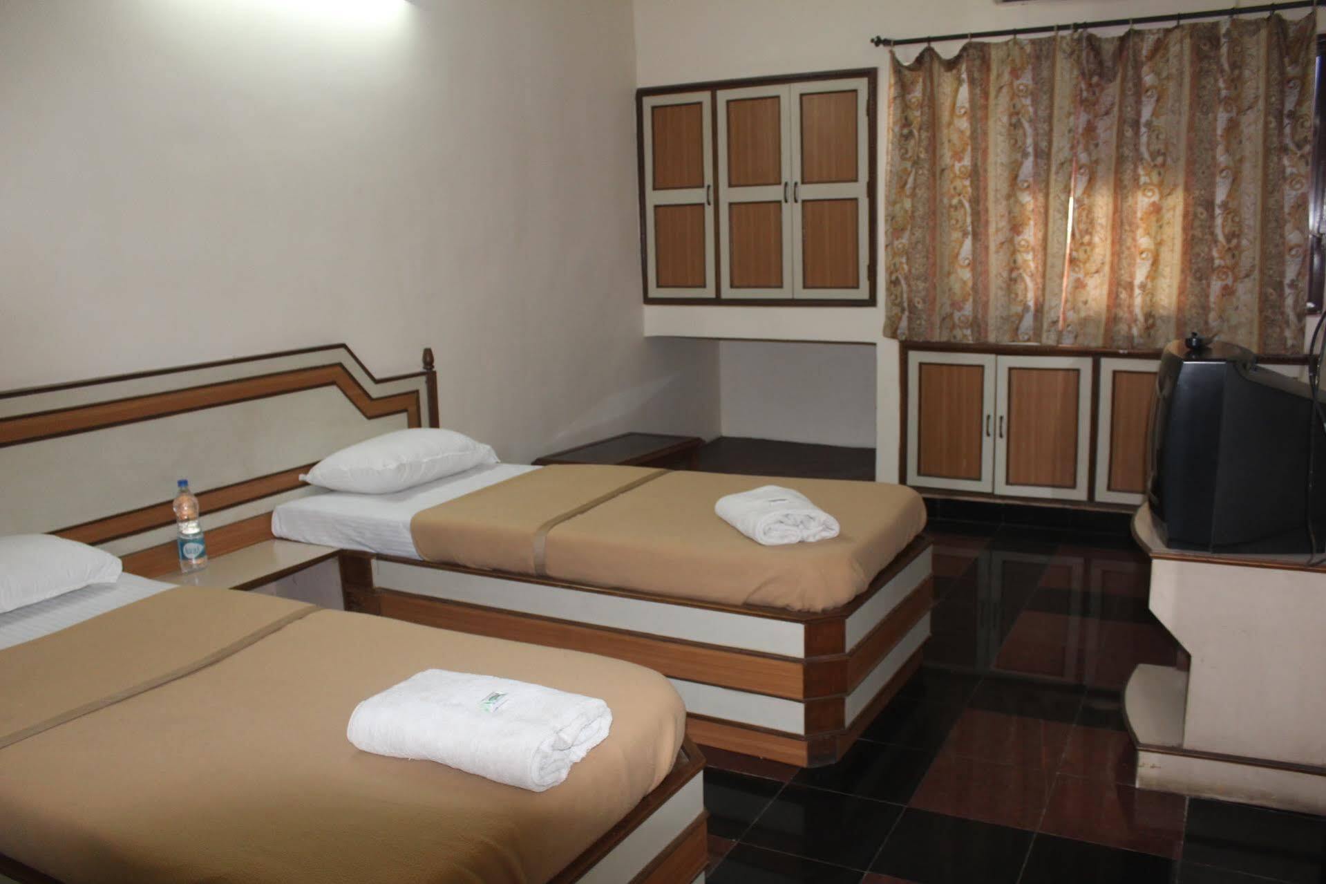Royale Inn Vapi Exterior foto
