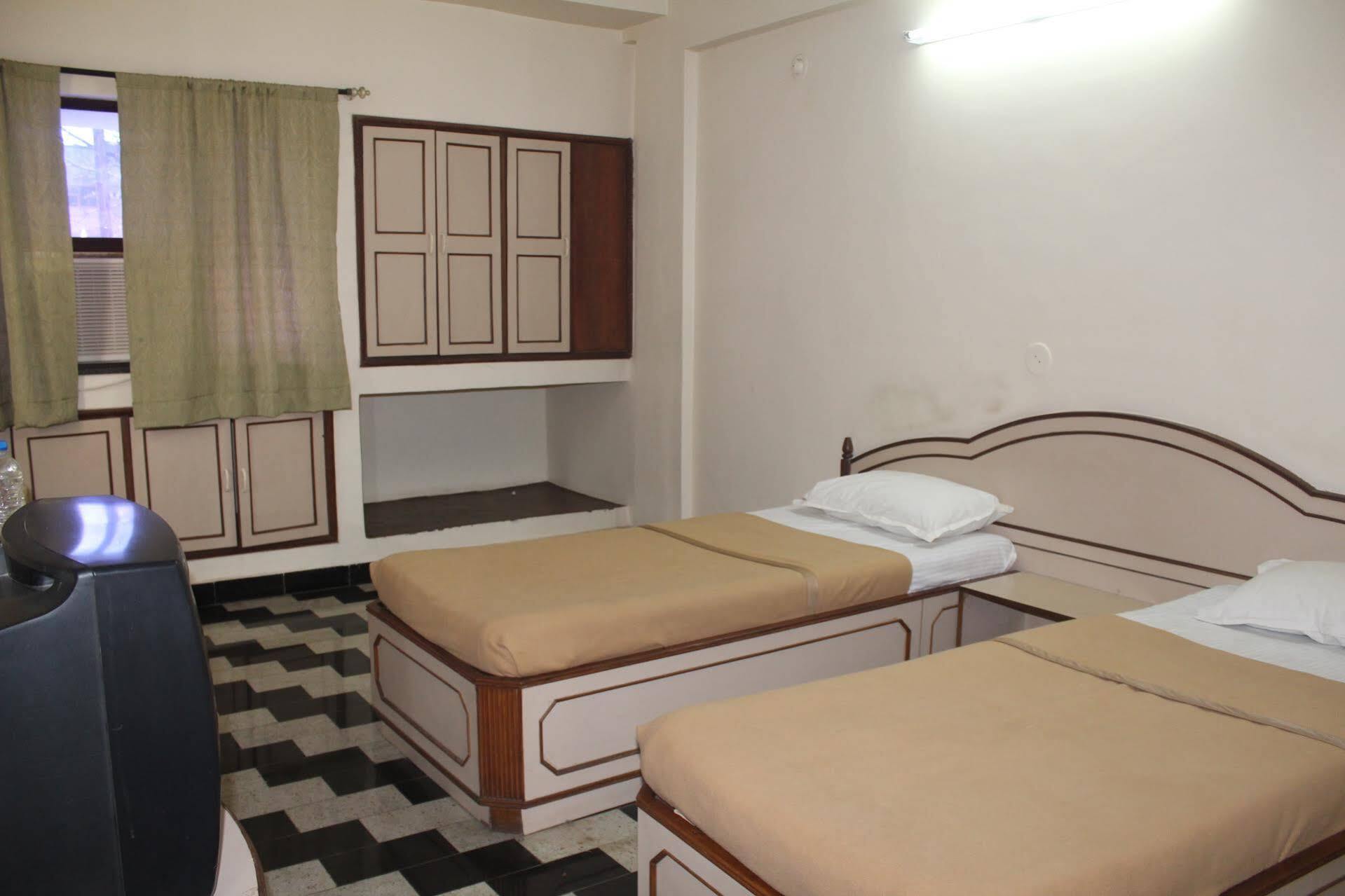 Royale Inn Vapi Exterior foto